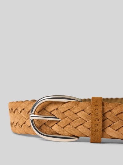 Produktfoto, Gürtel in Flecht-Optik mit Logo-Detail von bugatti, braunes Strukturmuster, silberne Dornschließe, Breite 3 cm