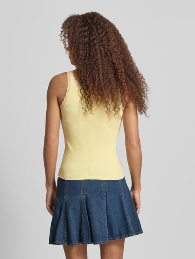 Frauenmodel trägt unifarbenes Slim Fit Tank Top aus Bio-Baumwoll-Mix mit Spitzen-Detail und U-Ausschnitt von Only, Feinripp, Ganzkörperansicht Rückansicht.