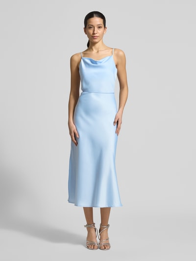 Kobiece model nosi sukienkę midi Slim Fit Midikleid aus Satin model 'Thea' od YAS z elastycznej mieszanki materiałów, satyna, cienkie ramiączka, odpinana tasiemka w talii, długość tyłu w rozmiarze 36: 124 cm, szerokość w rozmiarze 36: 46 cm, jasnoniebieski, gładka tekstura, widok całej sylwetki z przodu.