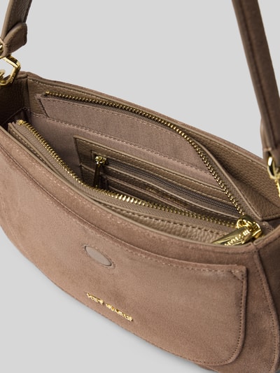 Produktfoto, Shoulder Bag aus echtem Leder Modell 'Big Sister' von Hey Marly in Braun, Hauptfach mit Überschlag, Reißverschluss, Label-Detail metallic, abnehmbarer Schulterriemen, Reißverschlussfach innen, strukturierte Oberfläche