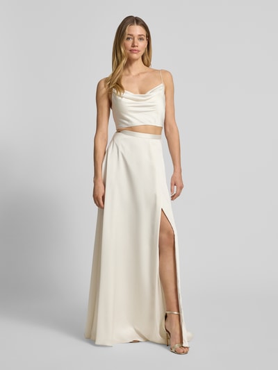 Frauenmodel trägt Relaxed Fit Abendkleid mit Gehschlitz von Jake*s Cocktail, aus Satin mit Spaghettiträgern, Ganzkörperansicht von vorne.