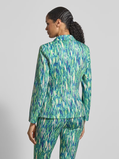 Frauenmodel trägt Slim Fit Blazer im Allover-Look von Marc Cain aus Material-Mix mit Stretch-Anteil in Blau-Grün, Ganzkörperansicht Rückansicht