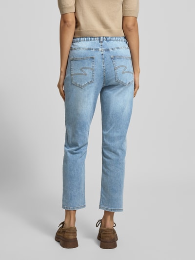 Frauenmodel trägt Jeans mit 5-Pocket-Design von ZABAIONE in Hellblau, gerader Schnitt, Baumwoll-Mix, Ganzkörperansicht Rückansicht.