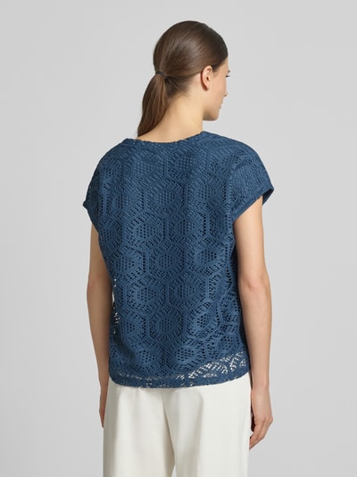 Männermodel trägt Boxy Fit T-Shirt mit semitransparentem besatz Modell 'IRIS' von Vero Moda, damski t-shirt, efekt: jednolity kolor, krój: pudełkowy krój, wzór: abstrakt, półprzezroczysty materiał, dekolt w serek, bez rękawów, wykończenie materiału: ażur, stretch, Ganzkörperansicht Rückansicht