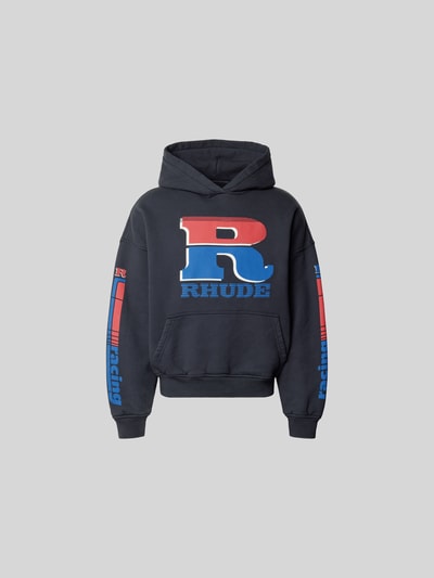 Produktfoto, Oversized Hoodie aus Baumwolle von RHUDE, Herren Hoodie, reine Baumwolle, oversized, Känguru-Tasche, Label-Prints, elastische Abschlüsse, Rückenlänge bei Größe M 65 cm, vorne groß roter und blauer Print auf dunklem Stoff