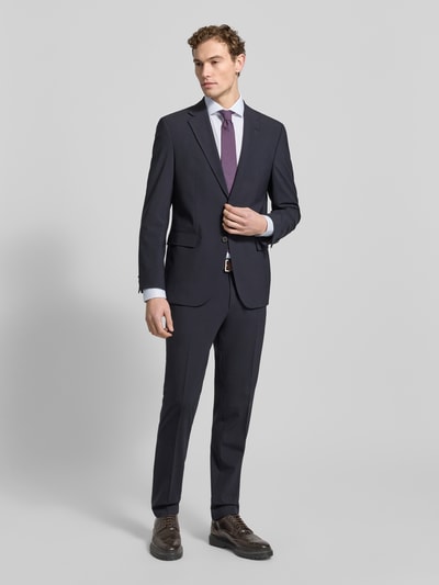 Männermodel trägt Slim Fit Businesshemd mit extra langem arm von Jake*s aus puur katoen mit kentkraag en knoopsluiting, ganzkörperansicht von vorne
