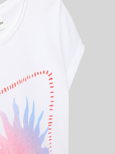 Produktfoto, Regular Fit T-Shirt aus reiner Baumwolle von s.Oliver RED LABEL in Weiß mit Motiv-Print, Jerseytextur, Rundhals, kurzarm, unifarben.