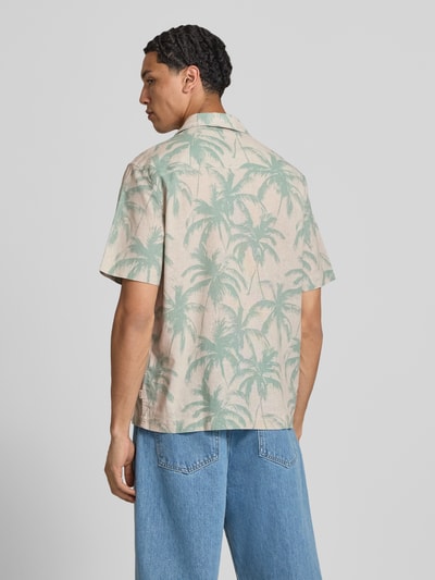 Männermodel trägt Regular Fit Freizeithemd aus Baumwoll-Leinen-Mix Modell 'CAIDEN' von Only & Sons mit Palmenmuster, Ganzkörperansicht Rückansicht. Herren Freizeithemd.