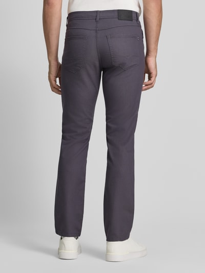 Męski model nosi Straight Fit Hose mit Strukturmuster von Christian Berg Men z bawełny, 5 kieszeni, fakturowany wzór, kolor szary, widok całej sylwetki z tyłu.