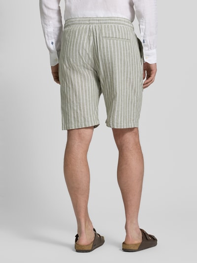 Männermodel trägt Shorts aus Leinen-Baumwoll-Mix mit Tunnelzug von MCNEAL, gestreifter Allover-Look, Regular-Fit, Ganzkörperansicht Rückansicht.