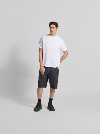 Männermodel trägt Relaxed Fit T-Shirt aus reiner Baumwolle von Don’t Waste Culture in Weiß, Rundhalsausschnitt, Kurzärmelig, Ganzkörperansicht von vorne.