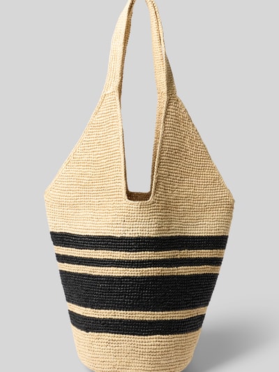 Produktfoto, Handtasche in Flecht-Optik von Anine Bing, naturfarbener Bast mit schwarzen Streifen, Trageriemen, Logo-Patch, strukturierte Oberfläche.