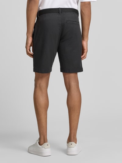 Männermodel trägt Regular Fit Chinoshorts aus Baumwoll-Mix von Tom Tailor Denim, Bi-Color Optik, Gesäßtasche, Ganzkörperansicht Rückansicht.
