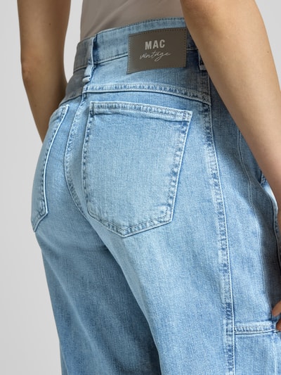 Frauenmodel trägt Jeans mit 5-Pocket-Design Modell 'Ohio' von MAC, hellblau, Baumwoll-Elasthan-Mix, Detailaufnahme Rückansicht.