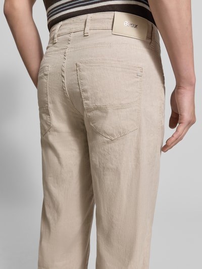 Mannenmodel draagt Regular Fit stoffen broek uit mix van katoen en linnen model 'CADIZ' van Brax, look: effen, 5-pocketmodel, labelpatch, logo-applicatie, kleur beige, detailopname rugaanzicht.