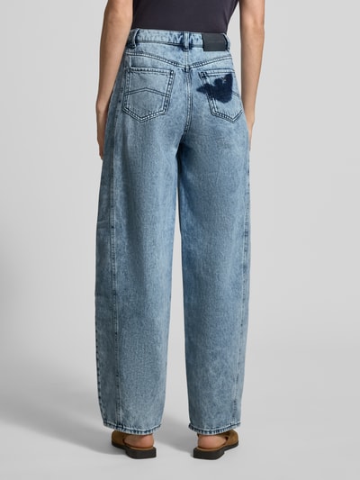 Frauenmodel trägt Relaxed Fit Jeans mit Eingrifftaschen von Emporio Armani aus reiner Baumwolle in hellblau, Bundweite 35 cm, Innenbeinlänge 77 cm, klassische Jeans-Textur, Ganzkörperansicht Rückansicht.