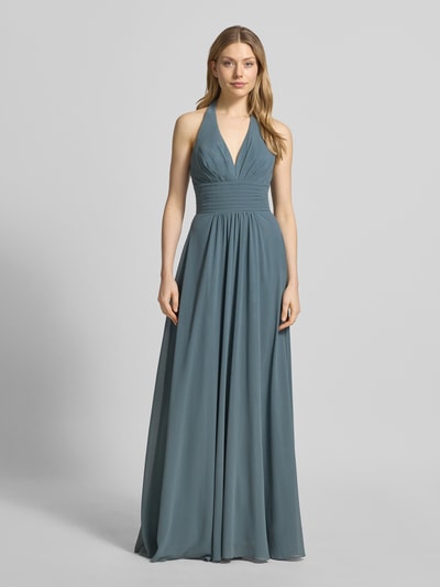 Frauenmodel trägt Neckholder-Maxikleid mit V-Ausschnitt von Mascara aus blauem Chiffon, Taillierter Schnitt, Ganzkörperansicht von vorne. Rückenlänge bei Größe 36: 127 cm, Brustweite bei Größe 36: 35 cm.