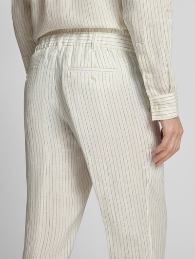 Männermodel trägt Leinenhose mit Bügelfalten und Eingrifftaschen van JAKE*S STUDIO MEN, regular fit, wit met strepen, detailopname achterkant.