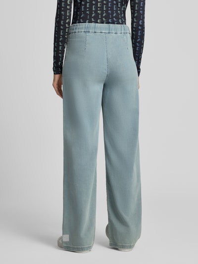Frauenmodel trägt Wide Fit Jeans aus Baumwoll-Mix von Marc Cain, elastischer Bund, Eingrifftaschen, hellblaue Farbe, Ganzkörperansicht Rückansicht.
