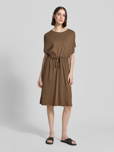 Frauenmodel trägt Tailliertes Freizeitkleid aus Baumwoll-Mix von s.Oliver RED LABEL in Optik: Unifarben, Midi-Länge, Rundhals-Ausschnitt, Tunnelzug, Ärmelform: Kurzarm, Saum: Geschlitzt, Material: Baumwoll-Mix, in warmem Braun, glatte Textur, Ganzkörperansicht von vorne.