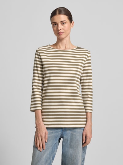 Kobiece model nosi t-shirt z okrągłym dekoltem i rękawem o dł. 3/4 od Oui, bawełna, krój regular fit, długość tyłu 61 cm, całkowity widok z przodu