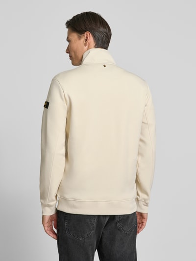 Männermodel trägt Sweatjacke mit Label-Patches und Stehkragen von PME Legend in Beige, Baumwoll-Mix, gerippte Abschlüsse, Ganzkörperansicht Rückansicht