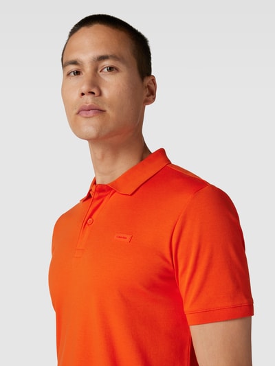 CK Calvin Klein Slim Fit Poloshirt aus Baumwolle mit Label-Detail Orange 3