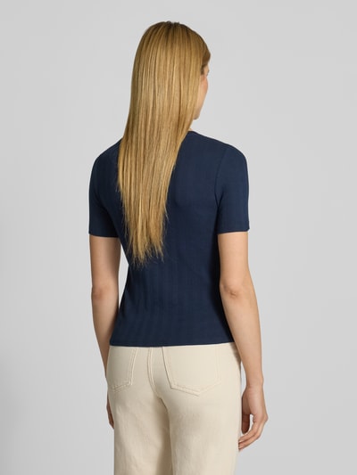 Frauenmodel trägt Slim Fit T-Shirt aus Baumwoll-Mix von Tom Tailor Denim mit Optik: Unifarben, feines Strukturmuster, Label-Patch, Rundhals, Kurzarm, Materialverarbeitung: Jersey, Ganzkörperansicht Rückansicht.