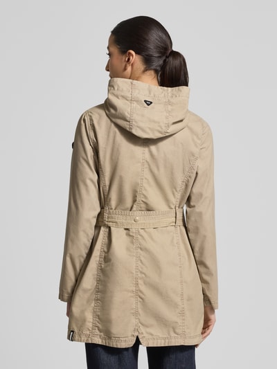 Frauenmodel trägt Jacke mit Bindegürtel Modell 'PREA' von khujo aus Baumwoll-Mix mit Kapuze und Label-Stitching, Regular-Fit, Rückenlänge 37 cm, Schulterbreite 44 cm, Brustweite 45 cm, Ärmellänge 53 cm, sandfarben, glatte Struktur, Ganzkörperansicht Rückansicht.