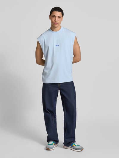Männermodel trägt Relaxed Fit Tank Top aus reiner Baumwolle Modell 'NAVERTZ' von HUGO, Optik: Unifarben, Label-Patch, Rundhals, Materialverarbeitung: Jersey, Ganzkörperansicht von vorne.