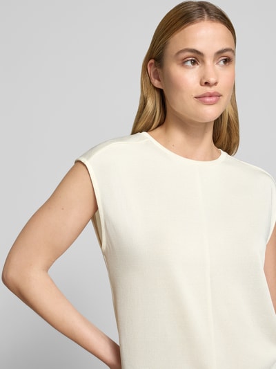 Frauenmodel trägt T-Shirt mit Rundhalsausschnitt Modell 'Slummi' von OPUS, cremefarben, Material-Mix mit Stretch, Nahaufnahme Oberkörper.