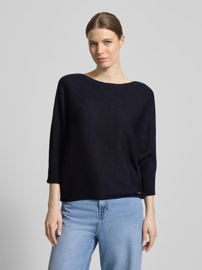 Frauenmodel trägt Strickpullover mit 3/4-Arm von More & More in Dunkelblau, Relaxed Fit, Rundhalsausschnitt, Nahaufnahme Oberkörper.
