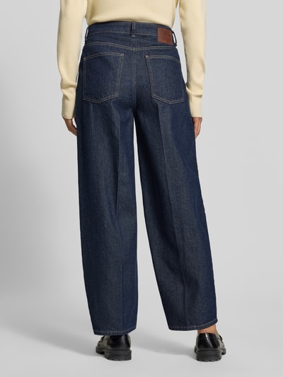 Frauenmodel trägt Relaxed Fit Jeans aus reiner Baumwolle von MYON, dunkles Denim, Kontrastnähte, 5-Pocket-Design, Bundweite 38 cm, Ganzkörperansicht Rückansicht.