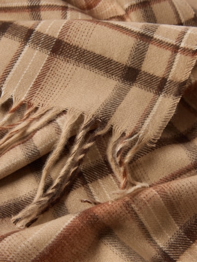 Produktfoto, Schal mit Fransen und Label-Detail von bugatti, beiges Karomuster mit braunen Linien, weiche Textur, Allover-Look, 30 cm Breite