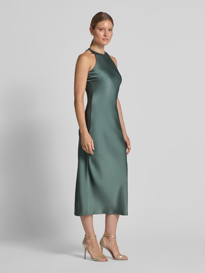Frauenmodel trägt Abendkleid aus Satin mit Rundhalsausschnitt Modell 'RAVENNA' von VILA, gerade Form, seidiger Stoff, Ganzkörperansicht von vorne