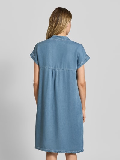 Vrouwenmodel draagt Knielanges Jeanskleid mit Tunikakragen van Oui, dames denimjurk van puur lyocell, recht model, knielengte, tuniekkraag, kapmouwen, ruglengte maat 36: 96 cm, borstwijdte maat 36: 45 cm, effen lichtblauw, zachte textuur, rugaanzicht.