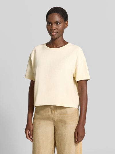 Frauenmodel trägt T-Shirt mit Rundhalsausschnitt Modell 'AFOMA' von American Vintage, Baumwolle, Boxy Fit, beige, Ganzkörperansicht von vorne.