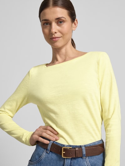 Kobiece model nosi Regular Fit Langarmshirt aus Bio-Baumwoll-Mix od Tom Tailor, melanż, krój regular fit, dekolt w łódkę, bluzka z długim rękawem, mieszanka bawełny ekologicznej, jasny żółty kolor, tekstura gładka, Ganzkörperansicht z przodu.