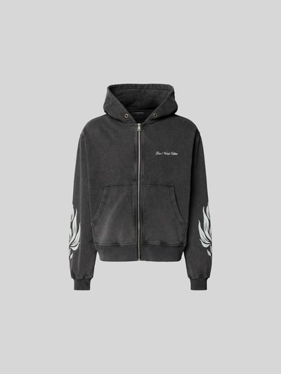 Produktfoto, Oversized Sweatjacke aus Baumwolle von Don’t Waste Culture in Dunkelgrau mit durchgehendem Reißverschluss, Känguru-Tasche, elastischen Abschlüssen und weißem Print auf den Ärmeln. Rückenlänge bei Größe M: 63 cm, Schulterbreite: 55 cm, Ärmellänge: 65 cm.