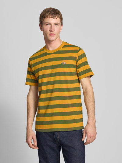 Mannenmodel draagt T-Shirt met Label-Stitching model 'RIVERGROVE' van Dickies, regular fit, zuiver katoen, ronde hals, vooraanzicht bovenlichaam.