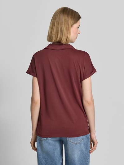 Frauenmodel trägt Regular Fit Poloshirt aus Modal-Mix von Christian Berg Woman in Bordeaux mit kurzen Ärmeln und Aufschlag, Ganzkörperansicht Rückansicht. Rückenlänge bei Größe S: 46 cm.