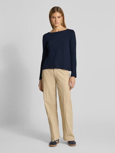 Frauenmodel trägt Regular Fit Langarmshirt aus Bio-Baumwoll-Mix von Tom Tailor, melierte Optik, U-Boot-Ausschnitt, Ganzkörperansicht von vorne.