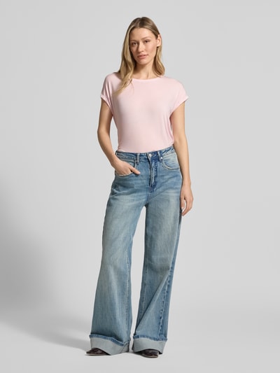 Frauenmodel trägt Relaxed Fit T-Shirt aus Lyocell-Mix Modell 'AVA' von Vero Moda in Melange-Optik, U-Boot-Ausschnitt, kurzarm, Ganzkörperansicht von vorne
