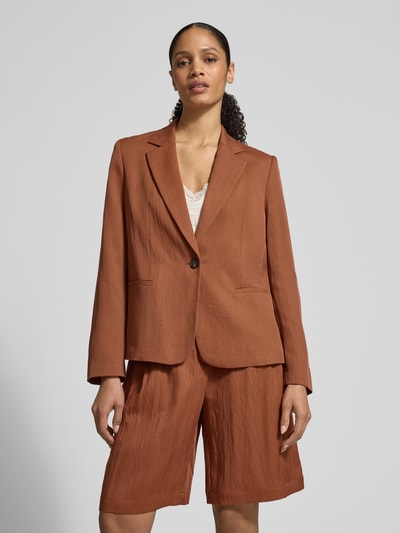 Vrouwenmodel draagt Regular Fit Blazer met paspelzakken van Jake*s collectie in roestbruin, reverskraag, knoopsluiting, ruglengte maat 38: 65 cm, borstwijdte maat 38: 52 cm, mouwlengte maat 38: 43 cm, ganse lichaamsvoorzijde.