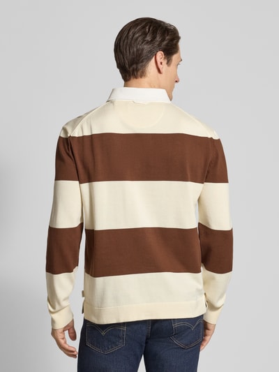 Männermodel trägt Regular Fit Poloshirt mit Streifenmuster von Gant, Reine Baumwolle, Polokragen, Rückenlänge 67 cm, Ganzkörperansicht Rückansicht.