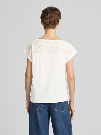 Männermodel trägt Regular Fit Blusentop aus reiner Baumwolle Modell 'JANNI' von Vero Moda in uni, U-Boot-Ausschnitt, krótki rękaw, detal półprzezroczysty, jersey, widok całej sylwetki z tyłu.