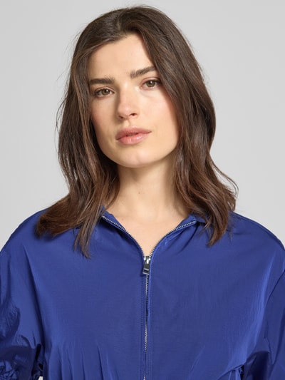 Frauenmodel trägt Midikleid mit kurzem Reißverschluss und Kordelzug an der Taille von Rich & Royal in Blau, Nahaufnahme Oberkörper, taillierter Schnitt, gerippter Kentkragen, Halbarm mit elastischem Abschluss, leichte Struktur.