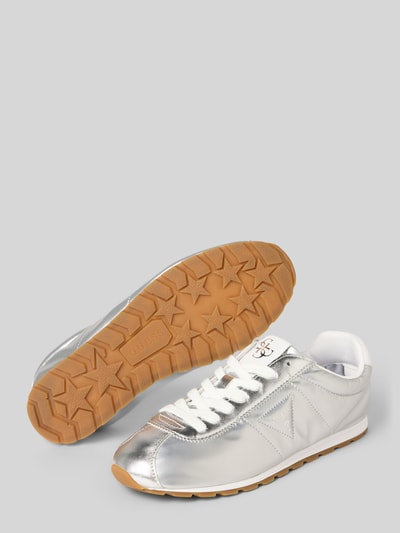 Produktfoto, Sneakersy z detalem z logo model 'Tiah' od GUESS, zaokrąglony krój, wiązanie, profilowana podeszwa, wysokość obcasa 2 cm, wysokość cholewki 7 cm, szerokość cholewki 8 cm w rozmiarze 40, srebrne i białe z gumową podeszwą