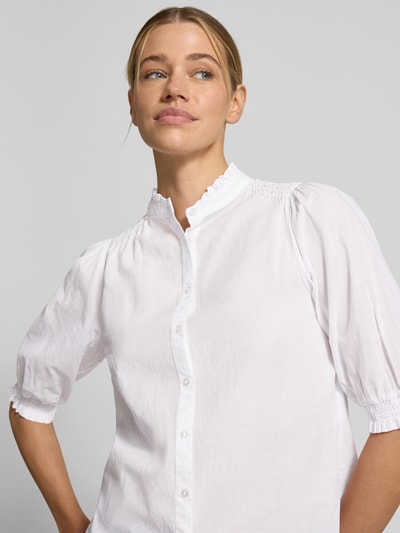 Vrouwenmodel draagt Regular Fit blouse met opstaande kraag model 'CALISTE' van Soyaconcept, biologisch katoen, wit, Nahaufnahme bovenlichaam.