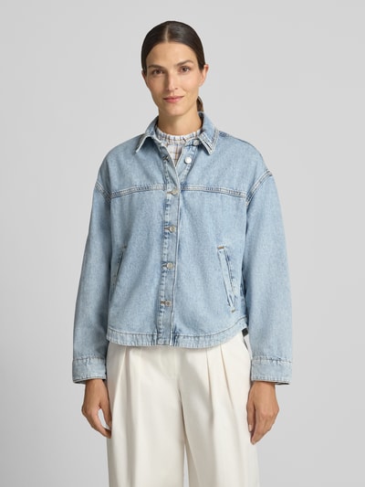 Frauenmodel trägt Regular Fit Jeansjacke aus reiner Baumwolle von Style Icon Collection in hellem Blau mit Umlegekragen, Ganzkörperansicht von vorne.
